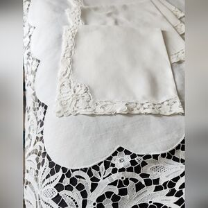 WIDE VINTAGE ITALIAN LACE TABLECLOTH AND NAPKINS